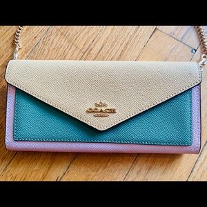 BRAND NEW: Coach wallet with gold bag chain